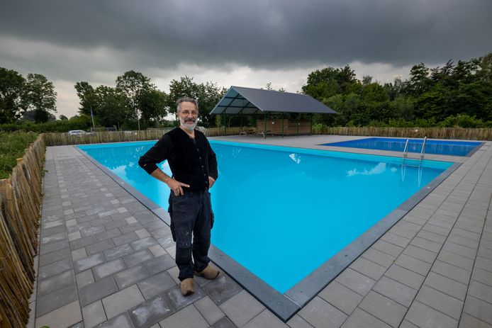 Campingeigenaar Rudy Vinke bij het nieuwe zwembad. Het oude op Seveningen is uit de tijd geraakt.