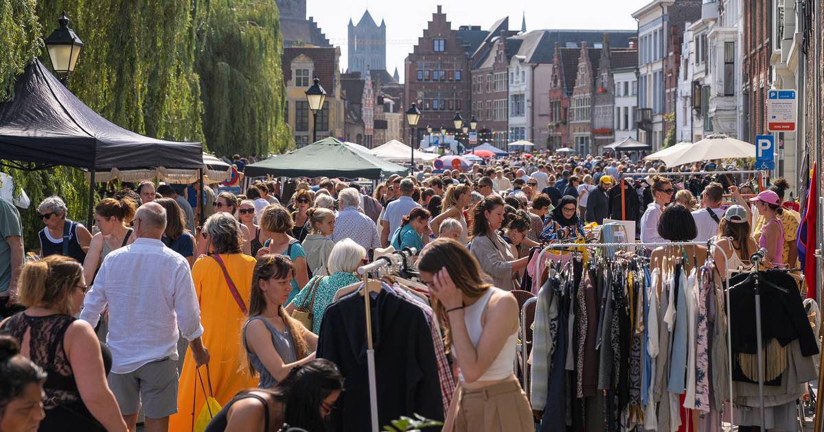 IN BEELD. Koppen lopen op zonovergoten rommelmarkt in het Prinsenhof | Gent