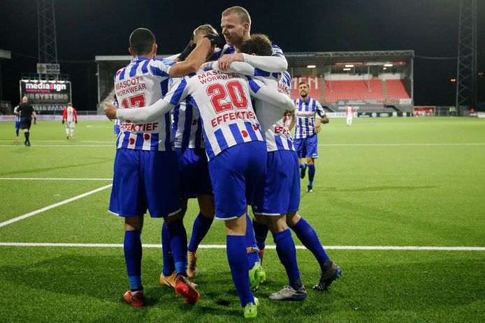 Vreugde bij de spelers van Heerenveen na de winnende 2-1.