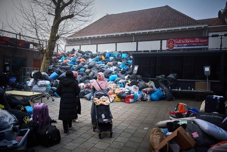 Bij een Turks centrum in Den Haag staan ingezamelde hulpgoederen voor slachtoffers van de aardbeving klaar voor transport naar het zuiden van Turkije. Beeld ANP