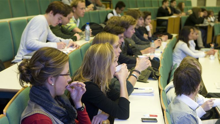 Studenten in een collegezaal van de Erasmus Universiteit. Beeld anp xtra