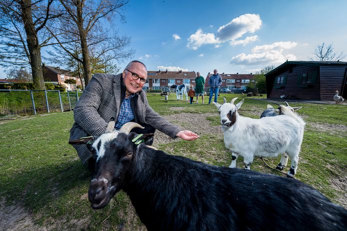 Peter Vogelsang, voorzitter van het WOP Ketensche Polder bij de dierenweide die een make-over krijgt.