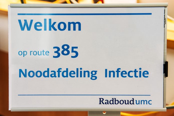 Een verwijsbord naar de corona-afdeling in het Radboud UMC in Nijmegen.