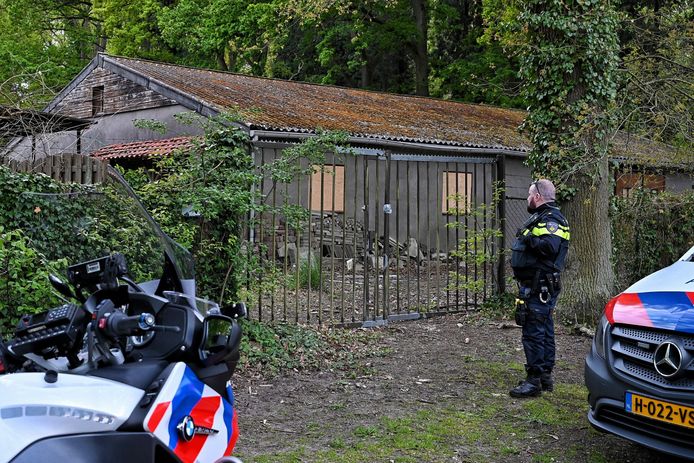 In een oude opslagloods van het verlaten terrein waar ooit Piet Plezier zat, werd een hennepkwekerij aangetroffen eind april vorig jaar.