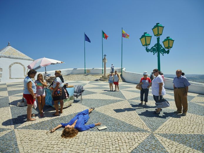 Blauwe draad door 'To Die For: Portugal': je reisgids ligt in zwijm, wat telkens voor een speciale interactie met de omstanders zorgt.