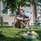Om de biodiversiteit te stimuleren, komt Christiaan Kuipers (31) appels en tomaten planten bij je kantoor
