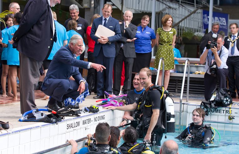 Britain's Prince Charles, Prince of Wales (L) speaks as his son Prince William, Duke of Cambridge scuba dives with British Sub-Aqua Club (BSAC) members at a swimming pool on July 9, 2014 in London, England. In May 2014, The Duke of Cambridge followed in the footsteps of The Prince of Wales and The Duke of Edinburgh by becoming President of BSAC, the UKs governing body for scuba diving.  (Photo by Justin Tallis - WPA Pool/Getty Images) Beeld Getty Images