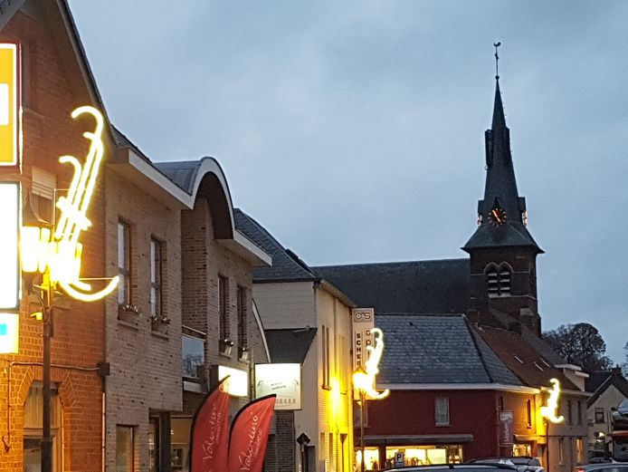 Na vier jaar hangt er opnieuw sfeerverlichting in de Zuidlaan in Zwalm.