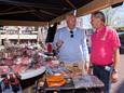 Arend Steunenberg (links) zoals iedereen hem kent. Babbelend met iedereen op de markt in Almelo.