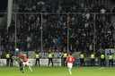 Politie op het veld voor het vak met de supporters van PEC Zwolle tijdens FC Utrecht - PEC Zwolle in Stadion Galgenwaard op 25 september.