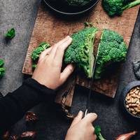 Geen zin in een aanrecht vol broccoli-kruimels? Met dít trucje voorkom je dat