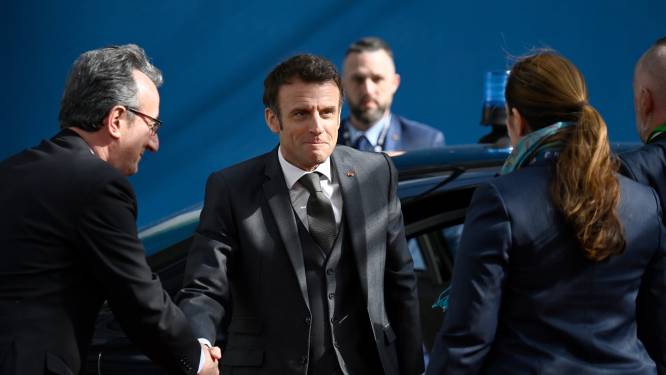 Macron est arrivé trois heures après tout le monde au sommet européen à cause de “réunions”
