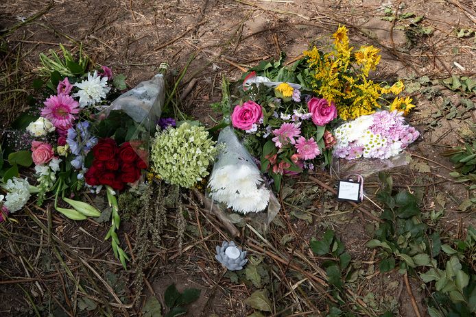 Bloemen op de plek van het ongeluk.