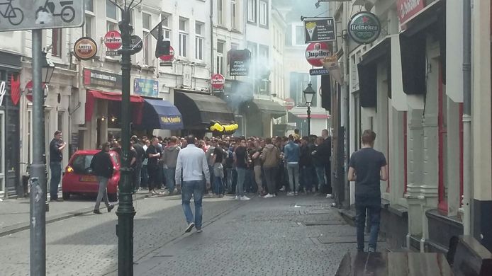 Supporters van NAC in de binnenstad van Breda.