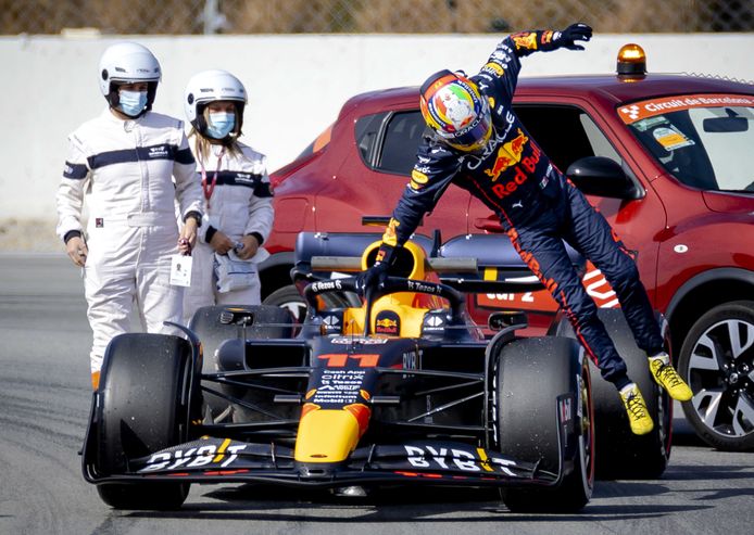 Sergio Pérez is tot stilstand gekomen en klimt uit zijn wagen.