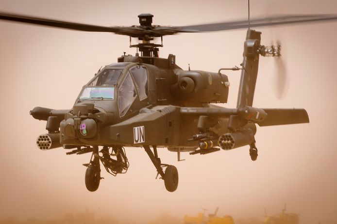 Een Nederlandse Apache gevechtshelikopter stijgt op van het vliegveld van Gao in het noordoosten van Mali.