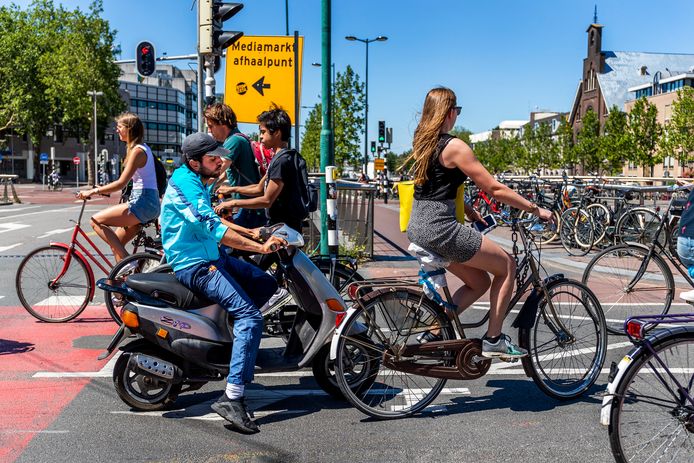 Snorfietsers worden verbannen van het fietspad