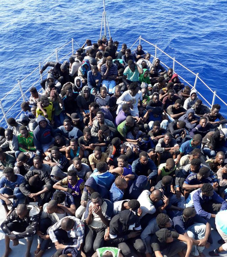 Afrikaanse migranten in de problemen op de Middellandse Zee worden door de Libische kustwacht terug aan land gebracht nabij Tripoli, 24 juni, 2018. Beeld AP