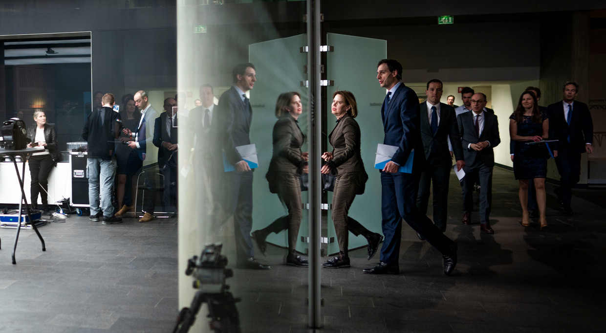 Ministers Wopke Hoekstra van Financiën en Cora van Nieuwenhuizen van Infrastructuur en Waterstaat voor aanvang van een persconferentie na de aankoop van aandelen Air France-KLM. Beeld Freek van den Bergh