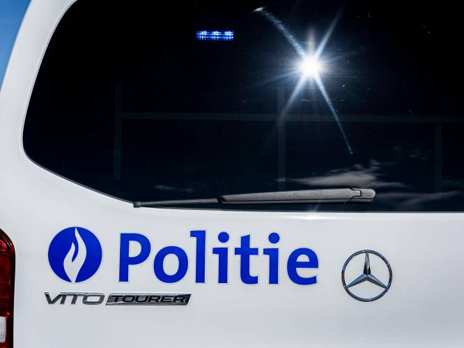 Bromfiets en auto botsen in Hasselt: Man (23) gewond 