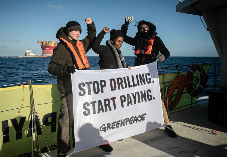 Activisten van Greenpeace voeren actie op een boorplatform van Shell.  Beeld AFP