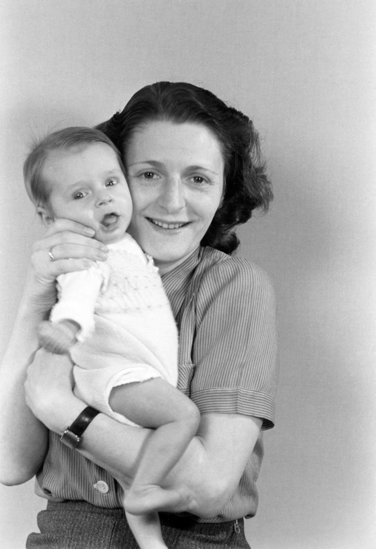 Rose van der Hak-Engers (31) met haar zoontje Harry. Ze overleefden de oorlog niet Beeld Annemie Wolff © Monica Kaltenschnee