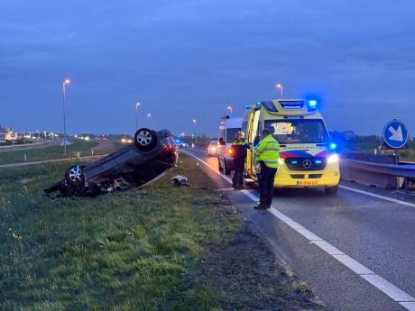 Auto knalt op vangrail N50 bij Kampen, bestuurder naar ziekenhuis