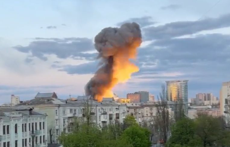 Het moment van een van de raketinslagen in Kiev gisterenavond. Beeld RV