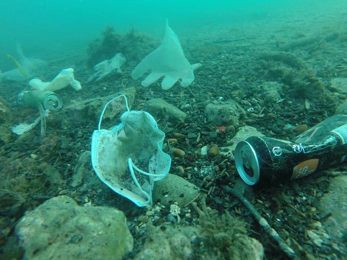Een Franse ngo maakte deze beelden in de Mediterraanse zee. Tussen het afval op de bodem van de zee liggen opmerkelijk veel mondmaskers, handschoenen en ander coronagerelateerd zwerfvuil.