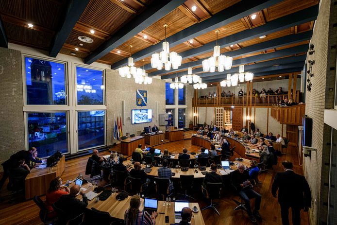 En dan mag je in die prachtige raadszaal van Hengelo gaan zitten en dan doe je het toch maar niet. Wat moeten wij, kiezers daar nu van vinden?