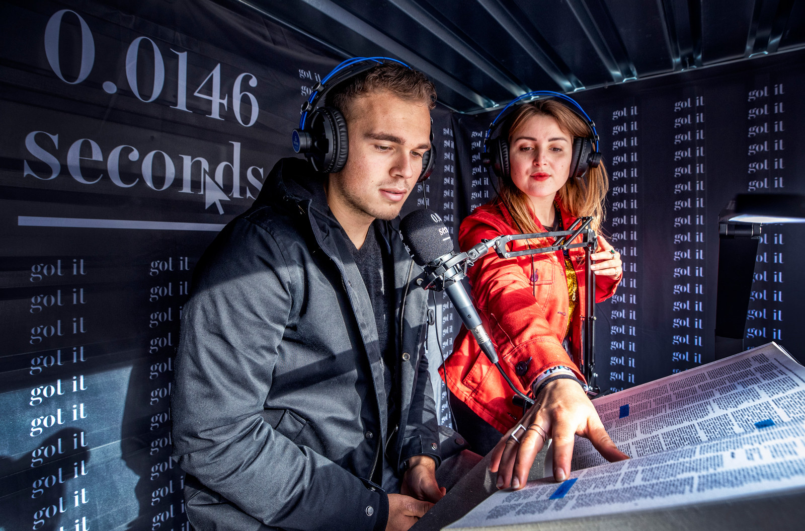 Kunstenaar Julia Jansen wijst aan waar de nieuwe lezer mag beginnen.  Beeld Raymond Rutting /  de Volkskrant