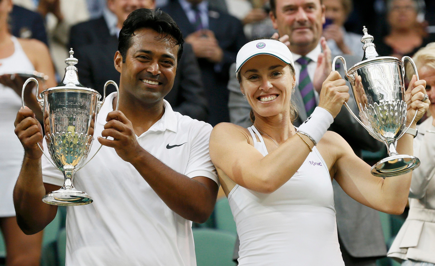 Leander Paes en Martina Hingis na hun winst bij de Mixed Doubles op Wimbledon in 2015.