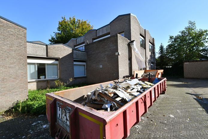 De verbouwing van het pand van de RIBW aan de Steenmeijerstraat is stilgelegd.