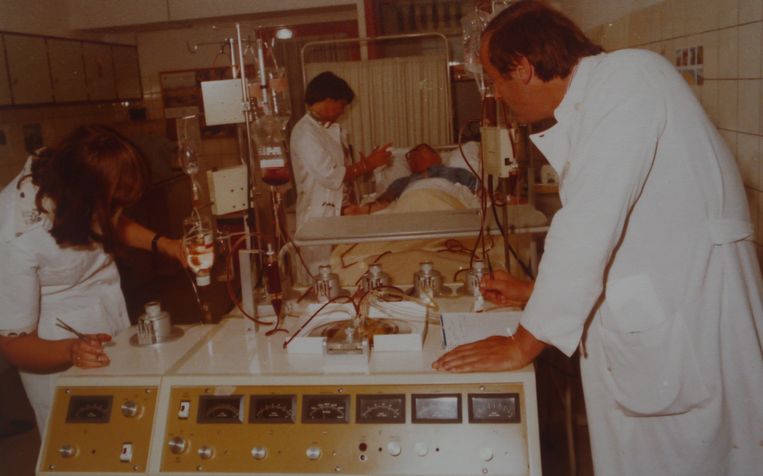 Willemijn Sizoo aan het bed van een patiënt in de Daniël den Hoedkliniek. Rechts staat collega-hematoloog Ton Hagenbeek. Beeld   