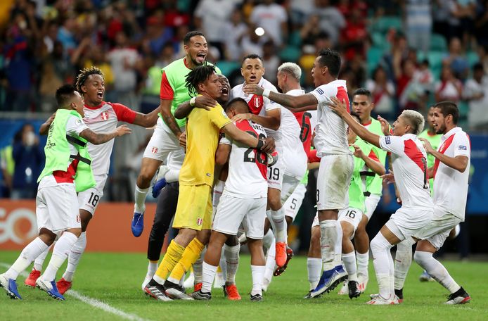 Vreugde bij Peru na de kwalificatie met de strafschoppen in de kwartfinale tegen Uruguay.