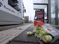 Bloemen bij de halte in Ypenburg waar gisteren een man onder de tram kwam.