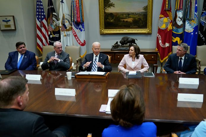 De Amerikaanse president Joe Biden tijdens een van de besprekingen met de senaat en andere politici over het infrastructuurpakket waarover woensdag overeenstemming is bereikt.