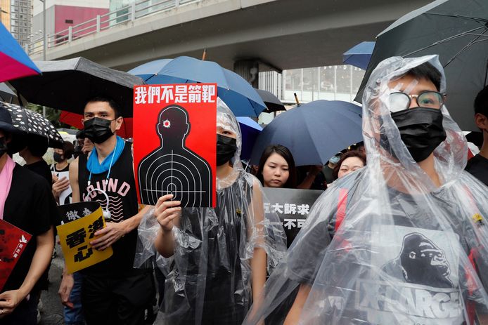 Veel demonstranten dragen uit voorzorg maskers tegen de mogelijke inzet van traangas.