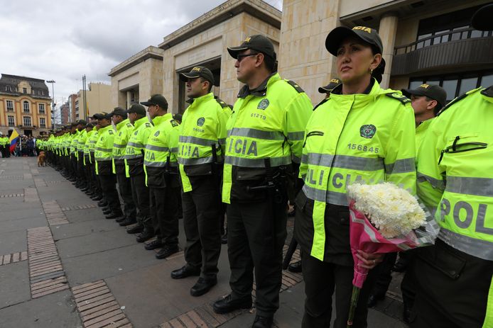 Politieagenten herdenken de slachtoffers van de terroristische aanslag.