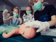 ‘Schudden is schaden’ en meer levensreddende tips bij verstikking van je baby