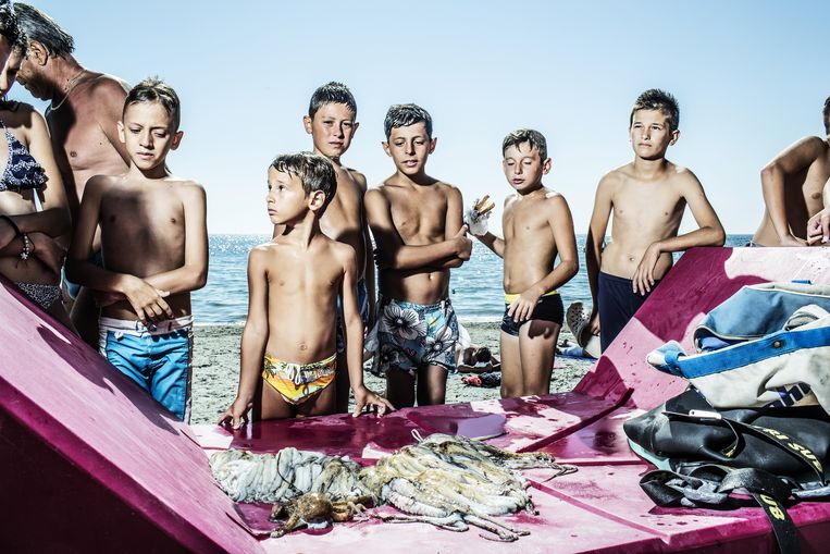 Albanese jongeren brengen hun vakantie door aan de Adriatische kust. ‘Albanië is het minst ontwikkelde en het minst geïnstitutionaliseerde land van de regio.’ Beeld ID / Franky Verdickt