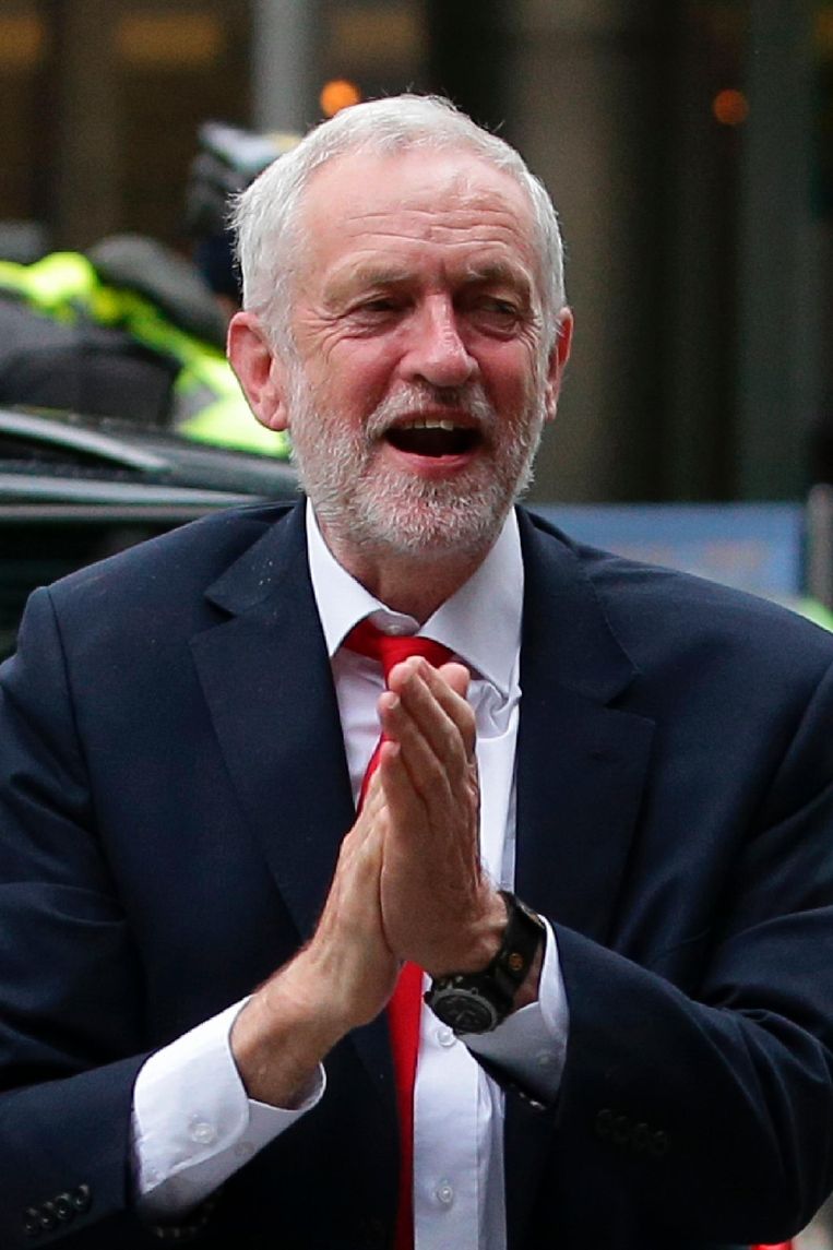 Jeremy Corbyn komt aan bij het hoofdkantoor van de Labour-partij. Beeld afp