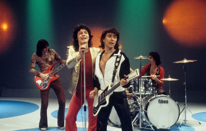 Archiefbeeld van Golden Earring (v.l.n.r) Rinus Gerritsen, Barry Hay, George Kooymans and Cesar Zuiderwijk tijdens een optreden in 1974.