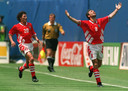 Hristo Stoichkov (rechts) viert zijn treffer tegen Duitsland op het WK 1994. Krasimir Balakov wil hem feliciteren.