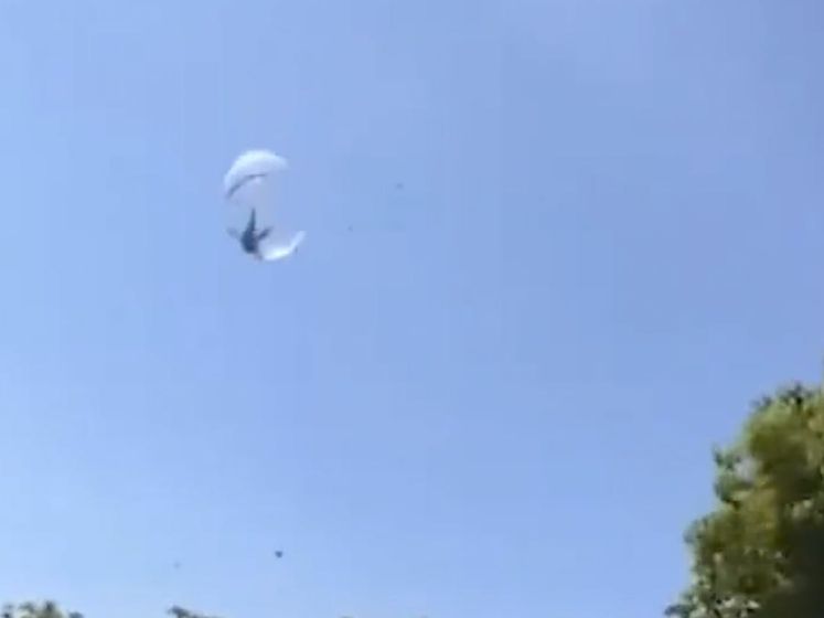Wind grijpt jongen in opblaasbare bal: vliegt metershoog de lucht in