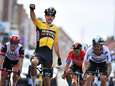 Topfavoriet Van Aert maakt ploegenspel af en sprint in spectaculaire editie naar winst