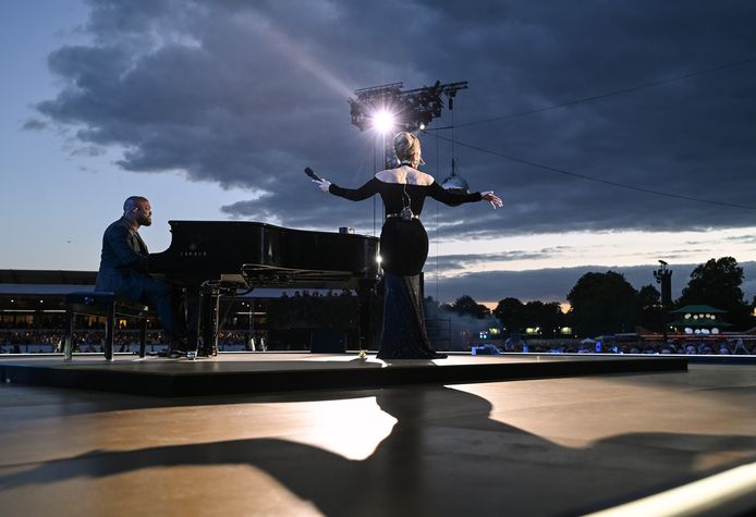 Diva? Adele is nog steeds doodgewoon als ze microfoon in boezem steekt bij  megaconcert Londen, Show