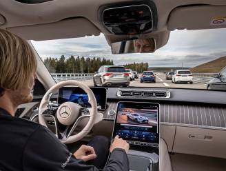 Zonder handen: Mercedes verslaat Tesla met eerste auto waarin je handenvrij mag rijden