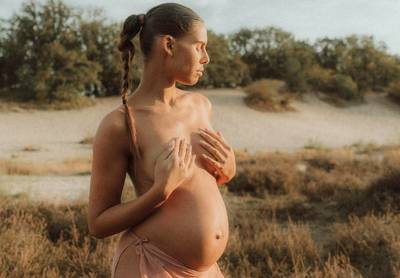 Natassia hoogzwanger van haar tweede kind met Wout Bru: “Ik moet op doktersbevel platte rust houden”