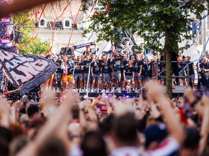 Willem II viert kampioensfeest met euforische menigte: ‘Jullie hadden zin in een feestje, hè? Let’s goooooo!’